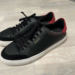 Arigato - Säljer dessa svarta Arigato skorna i storlek 42, bra skick då dom är använda få tal gånger. Nypris 2499kr säljer för 1299, pris kan diskuteras.