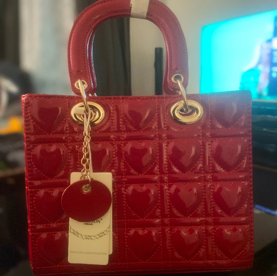 Röd väska med hjärtor - 90