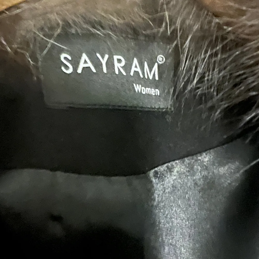 Hej, säljer min Sayram jacka då den inte används och ligger bara hemma, den i gott skick och finns inga skador runt om pälsen samt kappan.. Jackor.