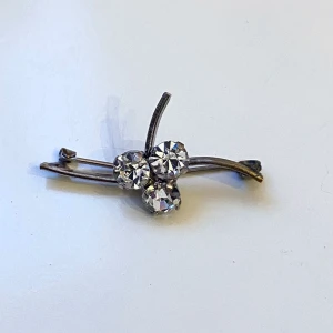Vintage brosch  - Vacker silverfärgad brosch med gnistrande rhinestones  Okänt material 
