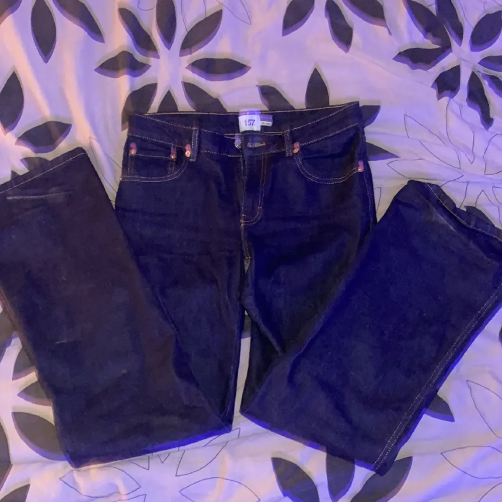 Ett par marinblå bootcut jeans från lager 157. Använda en gång, säljs för det inte passar i midjan eller längden. Nypris: 400kr. Jeans & Byxor.