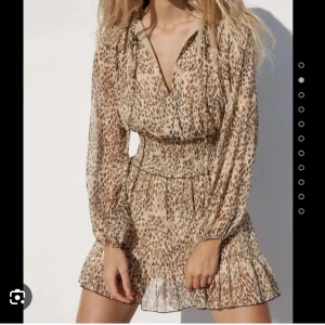 Klänning från zara  - Klänning från zara köpt från plick och nästan aldrig använd 💕