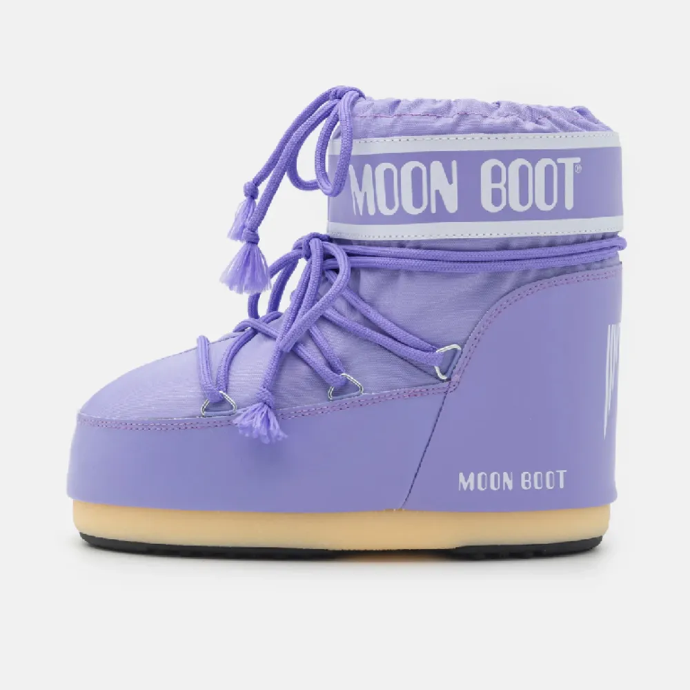 SÖKER lila moon boots! kontakta mig om du säljer. . Skor.