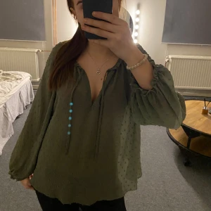 Grön blus zara - Säljer en jättefin grön blus från zara. Säljs inte lägre på hemsidan. Köpte den i Spanien i somras. Fint skick! Hör av er om ni har funderingar ❤️