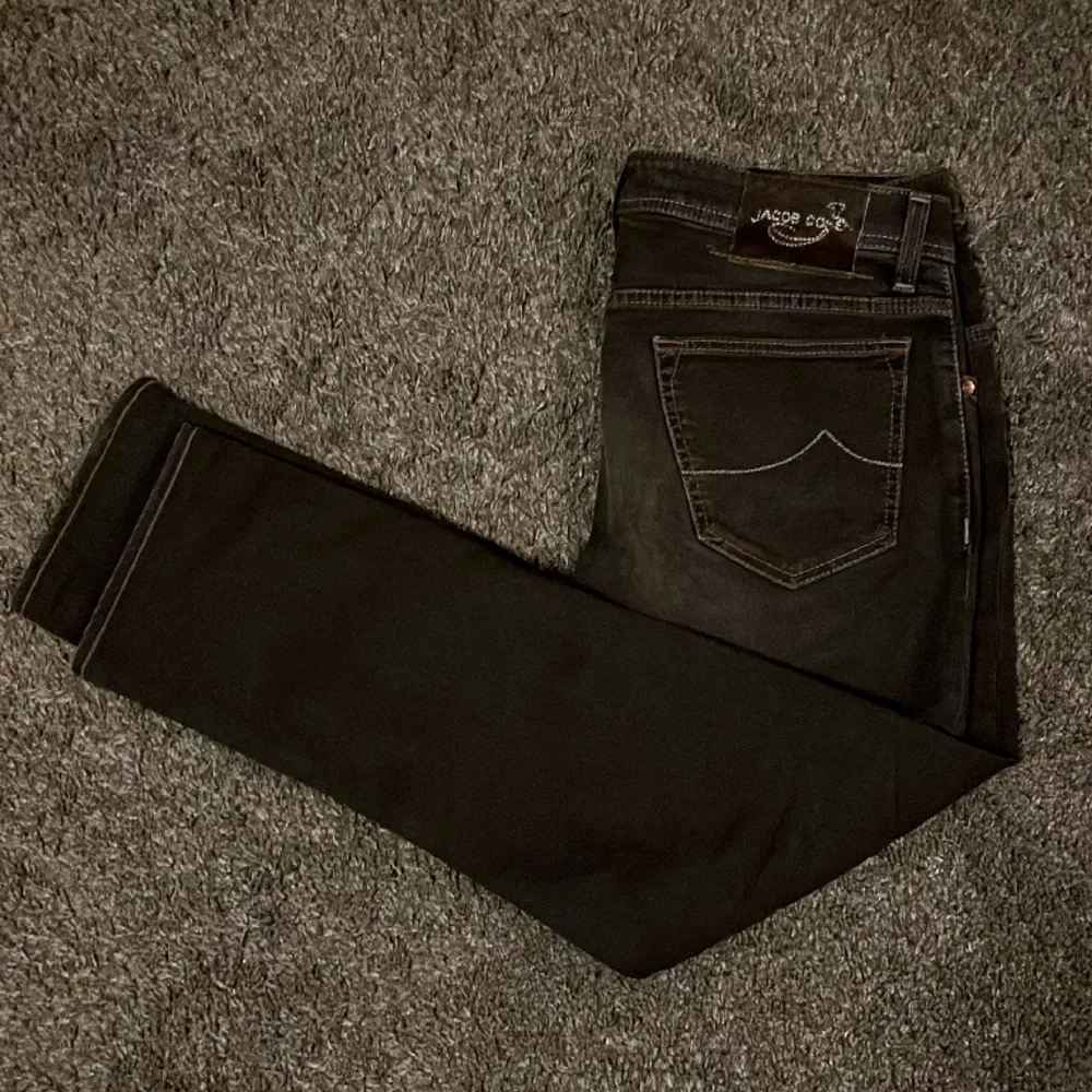 Nu säljer vi ett par asfeta Jacob Cohen jeans som nästan inte går att hitta någon annanstans!💫 Dessa byxor är otroligt exklusiva utan några skador alls👌 Nypris: 5500 Vårt pris: 1199😍 Var inte rädd för att ställa fler frågor😊. Jeans & Byxor.