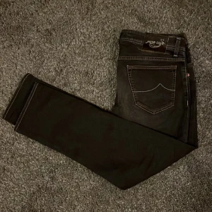Jacob Cohen jeans - Nu säljer vi ett par asfeta Jacob Cohen jeans som nästan inte går att hitta någon annanstans!💫 Dessa byxor är otroligt exklusiva utan några skador alls👌 Nypris: 5500 Vårt pris: 1199😍 Var inte rädd för att ställa fler frågor😊