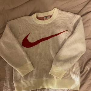 Vit och röd  Nike X supreme knitwear tröja. Köpt på Plick ! Säljer pga för liten för mig❤️ skriv för mått och fler bilder