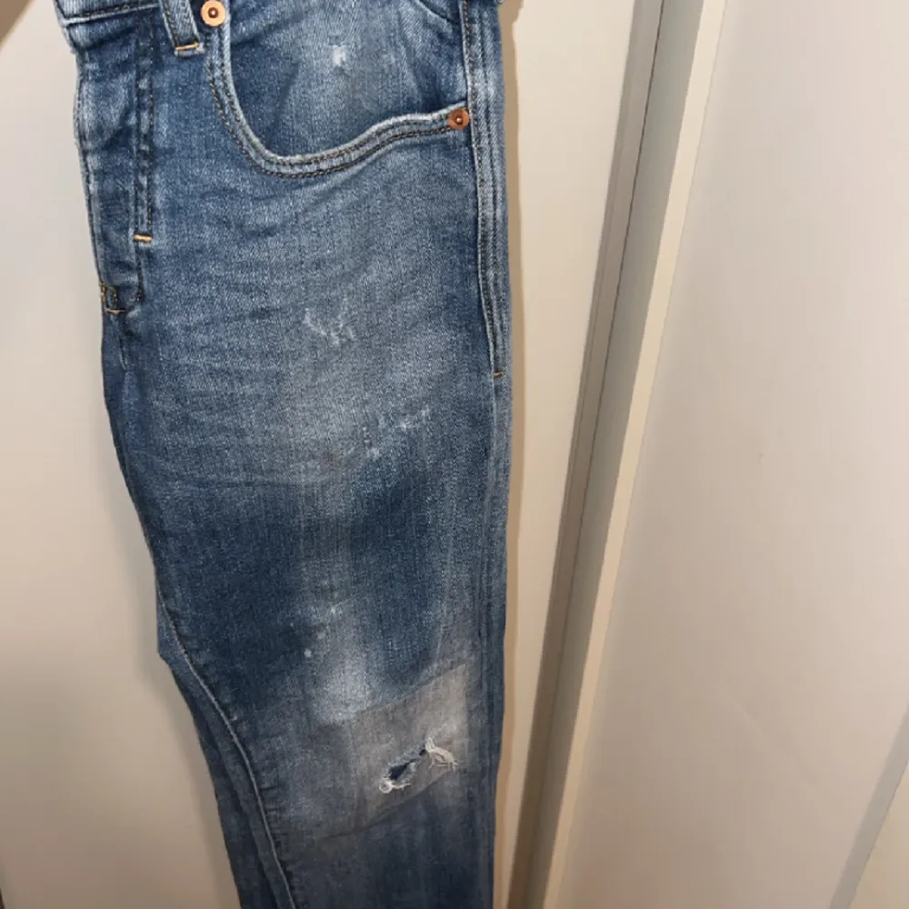 Säljer nu dessa schyssta Jack n Jones jeans med schysst tvätt på!  Storlek 28/32   Finns 2 små fläckar (se bild) men syns knappt!. Jeans & Byxor.