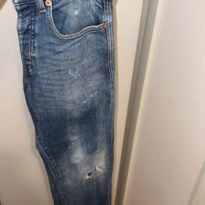 Säljer nu dessa schyssta Jack n Jones jeans med schysst tvätt på!  Storlek 28/32   Finns 2 små fläckar (se bild) men syns knappt!
