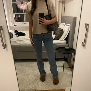 Blåa jeans från Bik Bok - Dessa snygga jeans är från bik bok i storleken ”size 26, length 32”. Jag säljer dessa gör snygga jeans då de inte längre används.