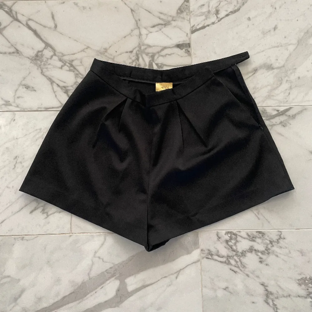 Svarta shorts från H&M. Dom är i fin material. Kommer inte till användning och är knappt använda. Shorts.