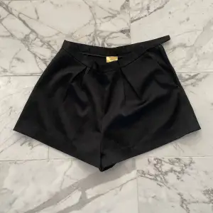 Svarta shorts från H&M. Dom är i fin material. Kommer inte till användning och är knappt använda