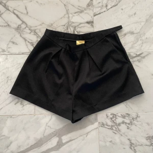 Shorts  - Svarta shorts från H&M. Dom är i fin material. Kommer inte till användning och är knappt använda