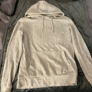 Grå hoodie -  En skön tröja 