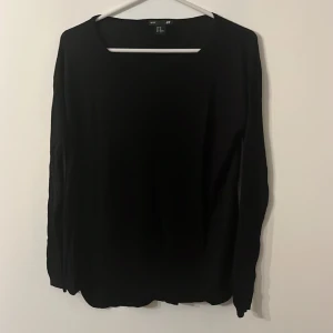 Svart genomskinlig tröja - Använder inte. Den är ganska genomskinlig och storlek xs🌺