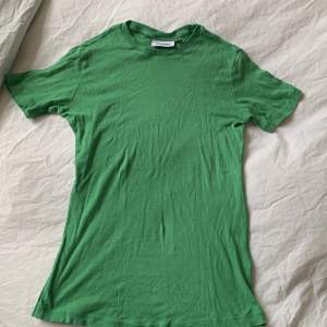 Grön t-shirt från Weekday. 