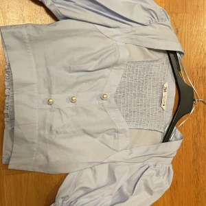 Säljer nu denna snygga ljusblåa toppen ifrån ZARA😻 - Bra skick, en topp med puff armar. Passar S-XS. Ljusblå.