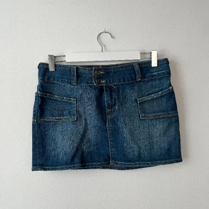Minikjol von dutch - Von dutch jeanskjol från 90-talet! Midja 40 cm rakt över och längden på kjolen är 33cm