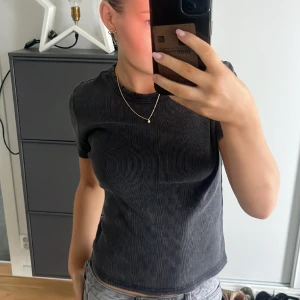 Ribbstickad tröja  - Skitcool ribbstickad tshirt med slitningar från zara. Aldrig använd 🌟storleken är M men passar S-xs perfekt 