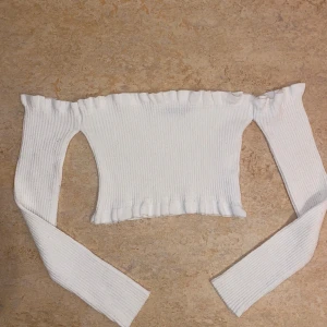 Vit stickad off shoulder topp - Lite varm då den är stickad så funkar även bra på vintern och hösten. Passar 38-40