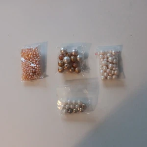 Små runda pärlor - I vit,beige,brun och brons färg.