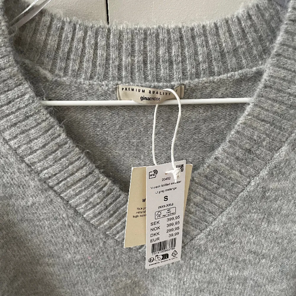 Säljer en v-ringad grå tröja från Gina tricot. Den är helt oanvänd med prislapp kvar. Köptes för 400 och säljer för 350:  Det är i Ginas premium qualiy, wool blend.   ❗️köparen står för frakten❗️. Stickat.