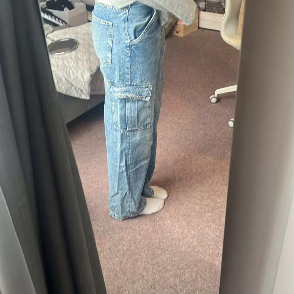 Blå cargo jeans midrise men går att använda lowwaisted om man gillar det mer. Säljs då dem är för små på mig. Skriv om ni har några frågor😊. Jeans & Byxor.