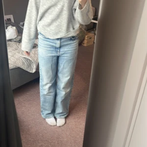 Baggy jeans - Säljer dessa ljusblåa baggy jeansen från H&M i storlek 38. Midjan är medel hög men funkar bra att dra ner till low waist om man vill det. Inga tydliga defekter o i bra skick. Säljer då dem inte passar min stil längre❤️