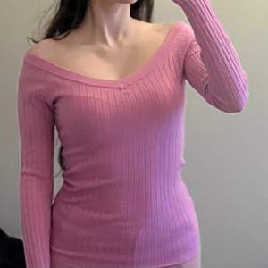 Långärmad rosa tröja från Gina Tricot, passar XS/S. 25kr 