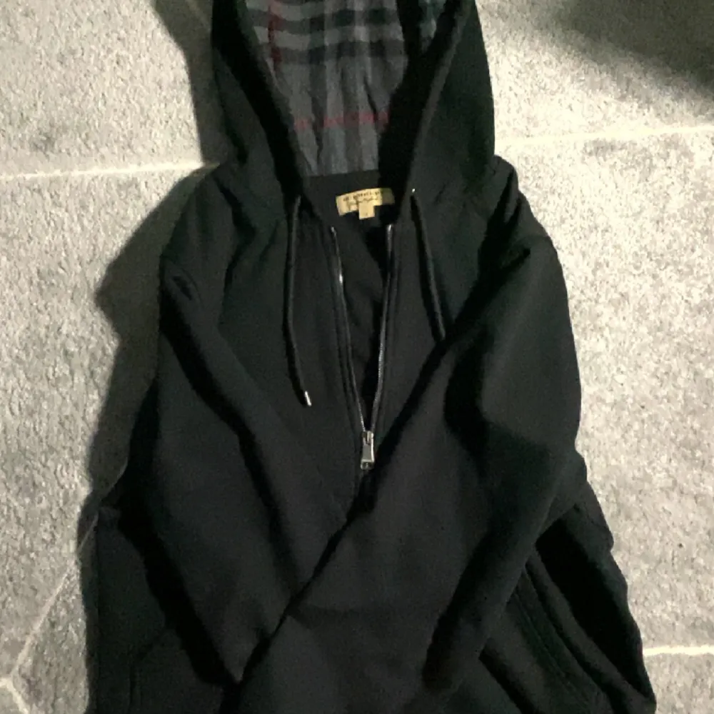 Burberry tröja till salu, knappast använd och i bra skick (9/10). . Hoodies.