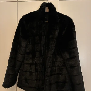 Päls jacka - Svart päls jacka! Köpt från MQ, storlek S. Nytt och fint skick! Skicka för fler bilder💕