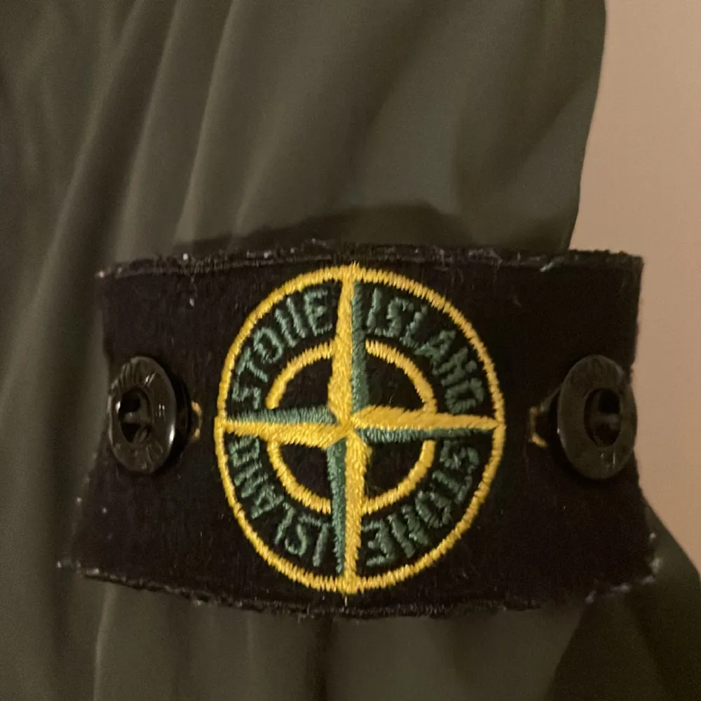 Riktigt snygg Stone Island Jacka i oliv grön färg. Passar storlek S. Väldigt bra skick 8,5/10. Kom gärna med frågor!😀. Jackor.