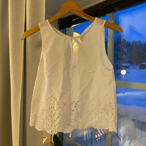 Vit blus - 🩷 Fin sommarblus, använd endast en gång. Kontakta mig för att få mer information eller bilder på plaggen 💗