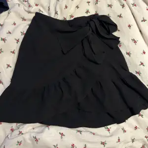 Säljer denna gulliga kjol från veromoda då den inte kommit till användning💕 Storlek S
