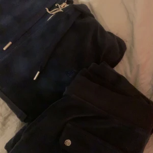 Juicy Couture set - Juicy set i gott skick. Xs. (Marinblå/night sky) Separata delar 800kr st, hela settet 1200kr. 