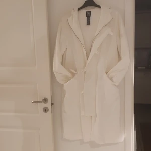 Jacka  - Mellan lång jacka av DKNY. Djur och röktfritt hem.  Jackan som ny, äldre modell( ej vattentät). Storlek 38-40 Annonsen ligger på flera sidor  Annonsen 