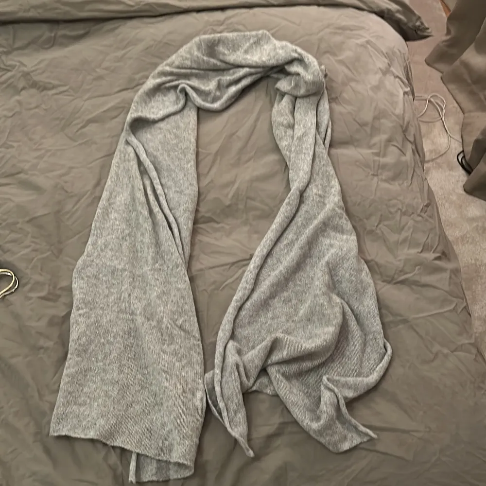 Filippa K scarf grå. Nypris 1300kr, säljer från 800kr. Övrigt.