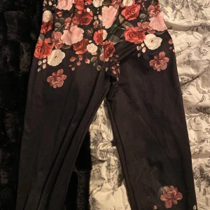 Leggings - Leggins med blommor som motiv i storlek 140 som kan användas till träning eller som pjamas ❣️ Köparen står för frakt och frimärke, kan även mötas upp ❣️