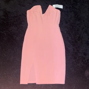 Klänning  - Aldrig använd 