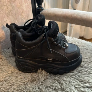 Buffalo sneakers 37  - Använt skick! Men fortfarande i bra bruksskick! Ena snöret har plast pluppen gått av, men inget som stör. 