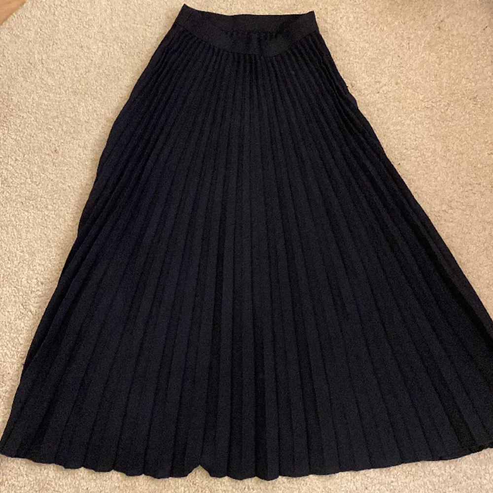 En lång och fin marinblå kjol, aldrig använd och är i super fint skick. Köpt på H&M men kom aldrig till användning. . Kjolar.