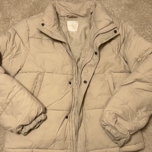 Dunjacka Young Gina - Ljusbeige dunjacka från Young Gina.  Använd men i fint skick.  Stl 158/164