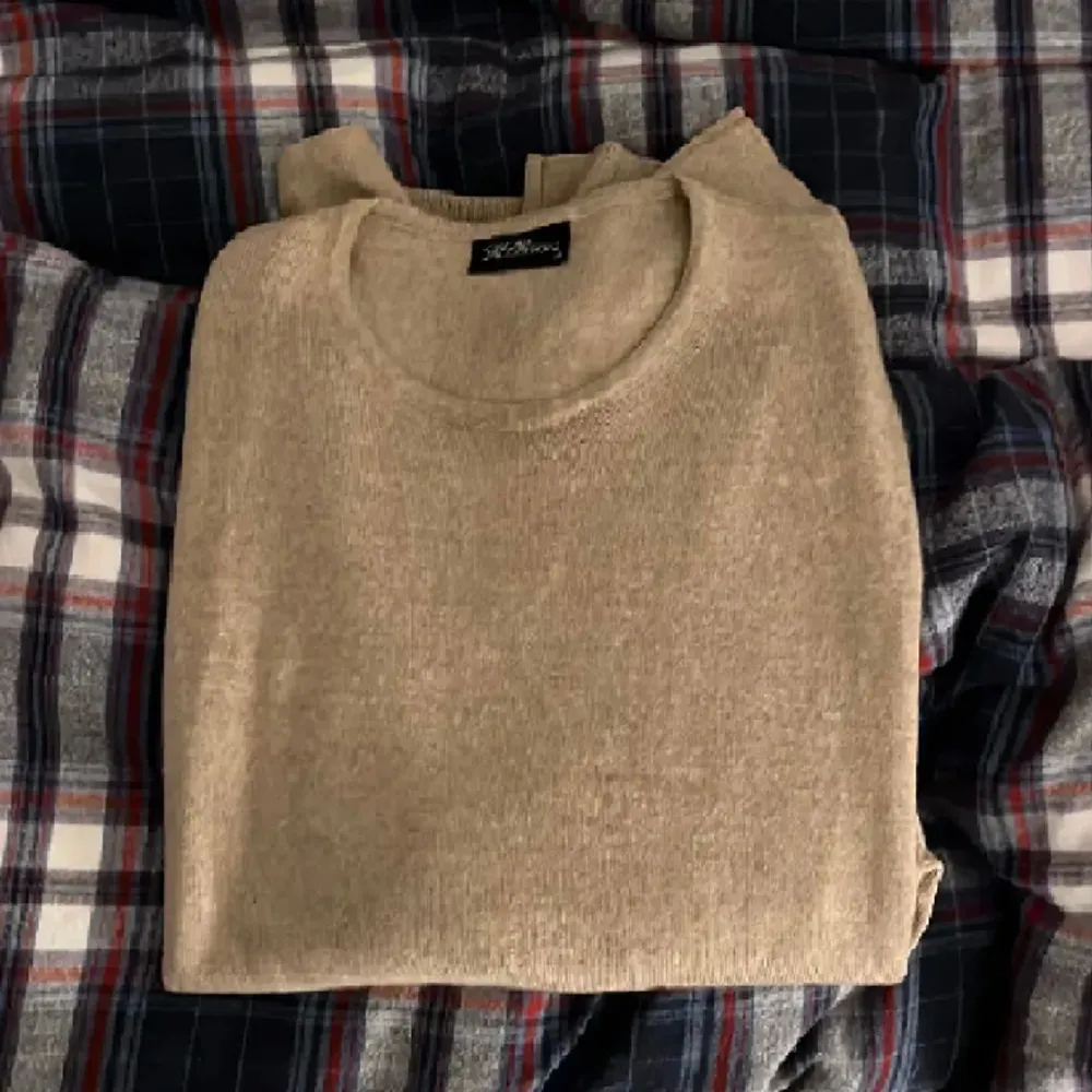 Säljer denna tröja från Oscar Jacobsson i 100% merinoull storlek M. Tröjan har inga defekter eller skador och är väldigt sparsamt använd. Nypris 1600. Bara att skriva vid funderingar.. Tröjor & Koftor.