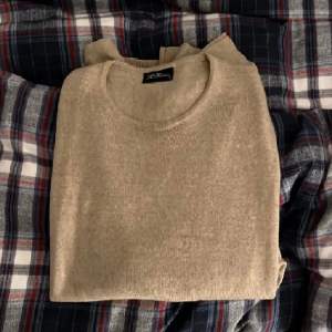 Säljer denna tröja från Oscar Jacobsson i 100% merinoull storlek M. Tröjan har inga defekter eller skador och är väldigt sparsamt använd. Nypris 1600. Bara att skriva vid funderingar.