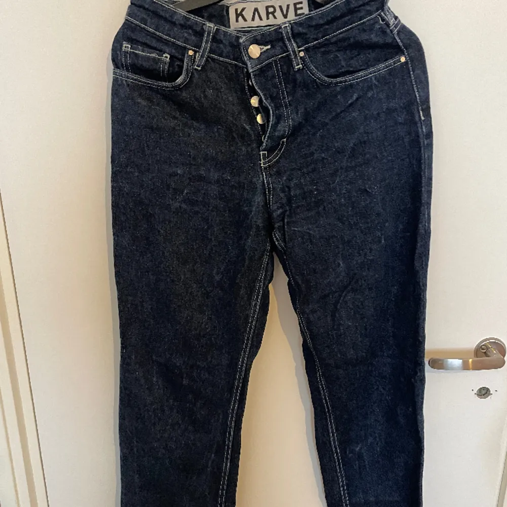 Mörk blåa urwashed jeans med vit sömn. Om ni vill ha bild på kan jag ordna det. Frakt ingår🥰. Jeans & Byxor.