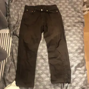 31/30 snygga bruna jeans från weekday. Använda fåtal gånger, skick 10/10. Fler bilder får ni privat, fråga på!