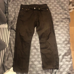 Bruna baggy jeans - 31/30 snygga bruna jeans från weekday. Använda fåtal gånger, skick 10/10. Fler bilder får ni privat, fråga på!