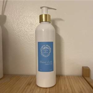 Body lotion från Giardini di Toscana i doften Bianco Latte. Otroligt populär. Doftar precis som parfymen! Den är helt ny & endast testad en gång.