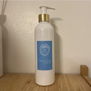 Bianco Latte - Body lotion från Giardini di Toscana i doften Bianco Latte. Otroligt populär. Doftar precis som parfymen! Den är helt ny & endast testad en gång.