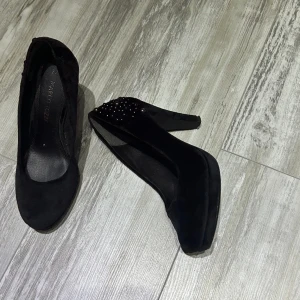 Pumps - Pumps från Marcotozzi använda bara 2 gånger, är normala i storlek i mycket bra skick. Klackan är 10 cm högt. 